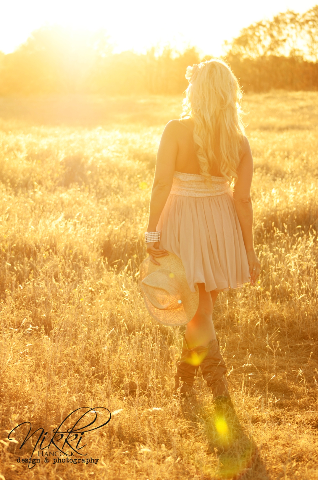 Golden hour shooting perfect hour magic hour bright sun big open golden field country girl photos photography pictures